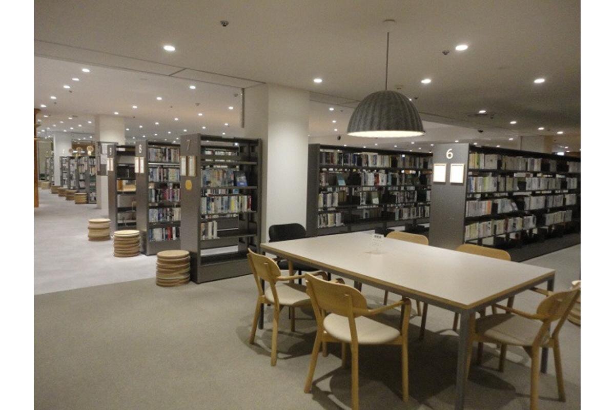 六甲山ヒノキのスツールは、ワークショップで作られました「神戸市立名谷図書館」（神戸市須磨区）