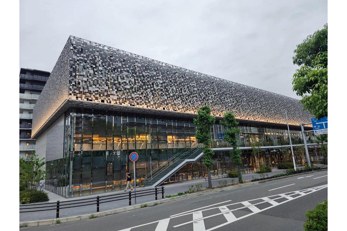 ホールもある「なでしこ芸術文化センター」の外観「神戸市立西図書館」（神戸市西区）
