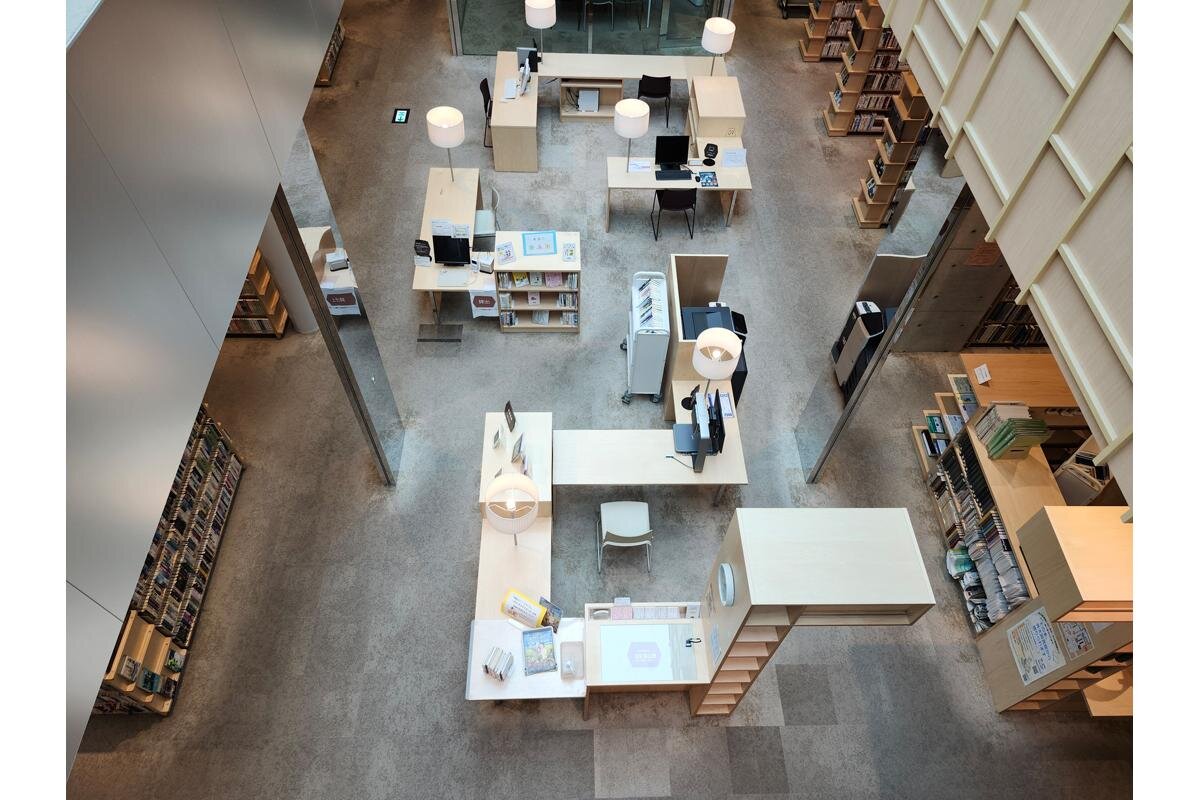 吹き抜けからの見下ろしは海外の図書館みたい!?「神戸市立西図書館」（神戸市西区）