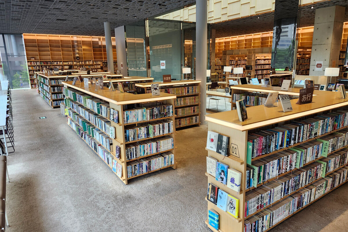 まるでホテルのラウンジのような雰囲気の「神戸市立西図書館」（神戸市西区）