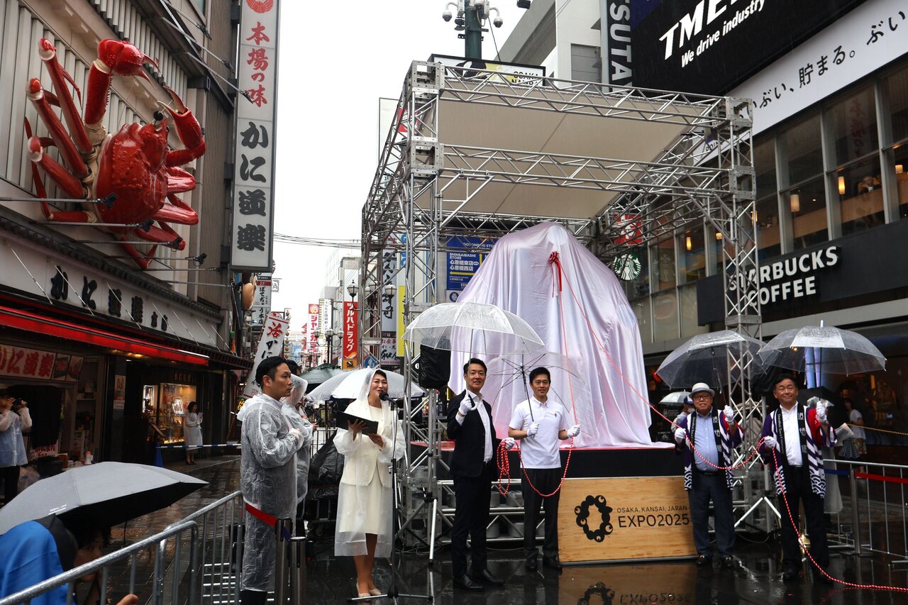 道頓堀で開かれた除幕セレモニー（７月６日、大阪市中央区）