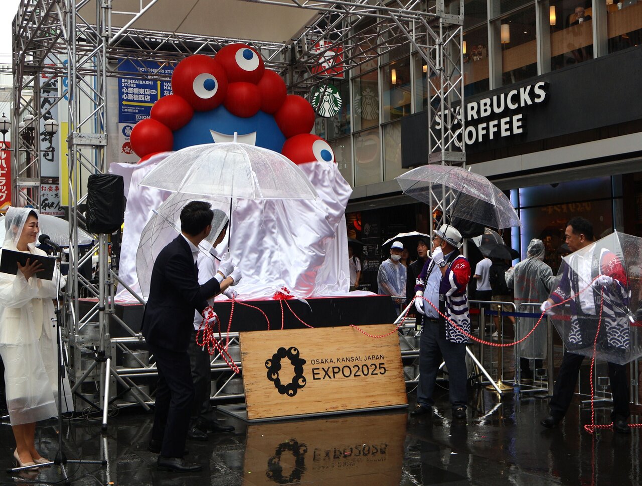 徐々に姿を現すミャクミャク（７月６日、大阪市中央区）