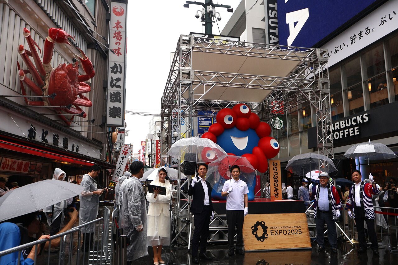 お披露目されたミャクミャクのモニュメント（７月６日、大阪市中央区）