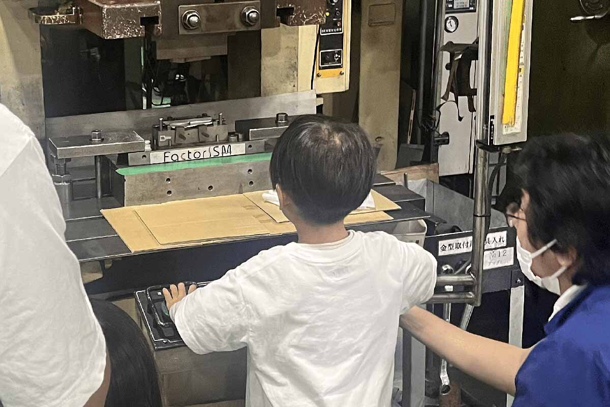 音と振動を体感できる工場見学に加えて、実際にプレス機を操作してアイススプーンを作れる「平井製作所」