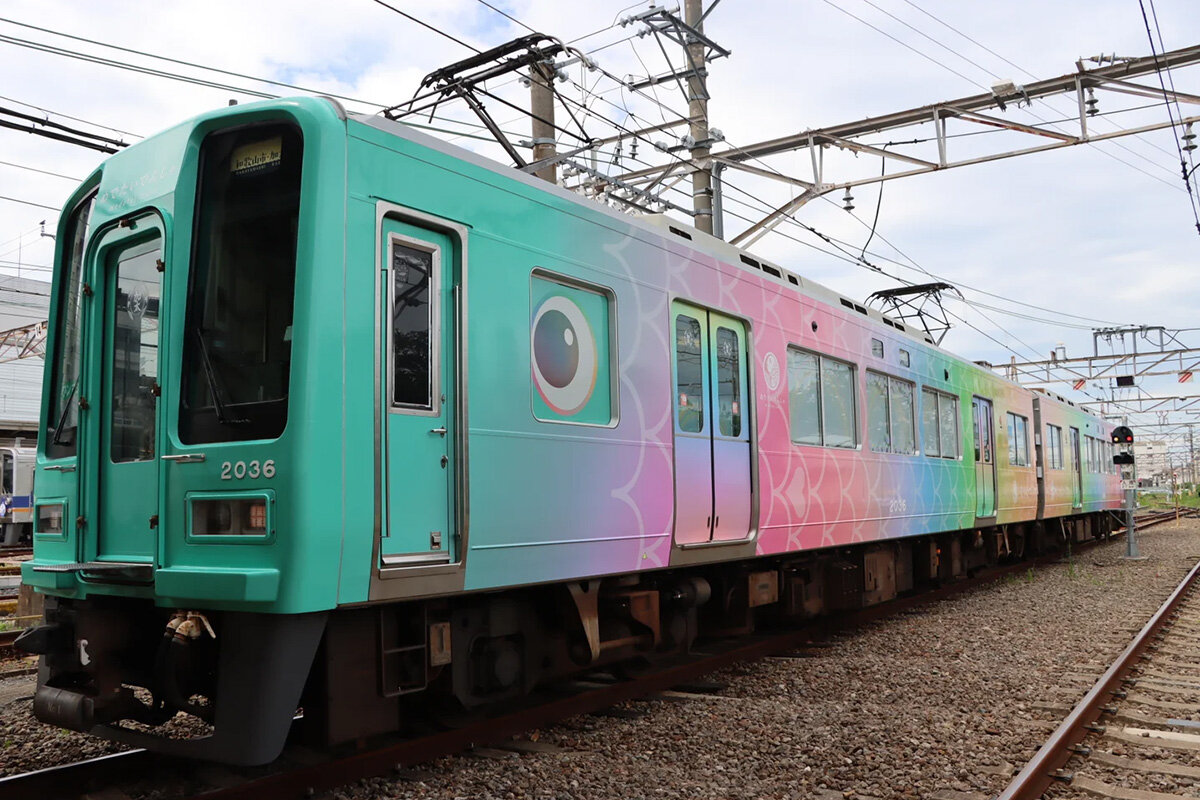 南海電鉄・加太さかな線を走る、カラフルな観光列車「めでたいでんしゃ」