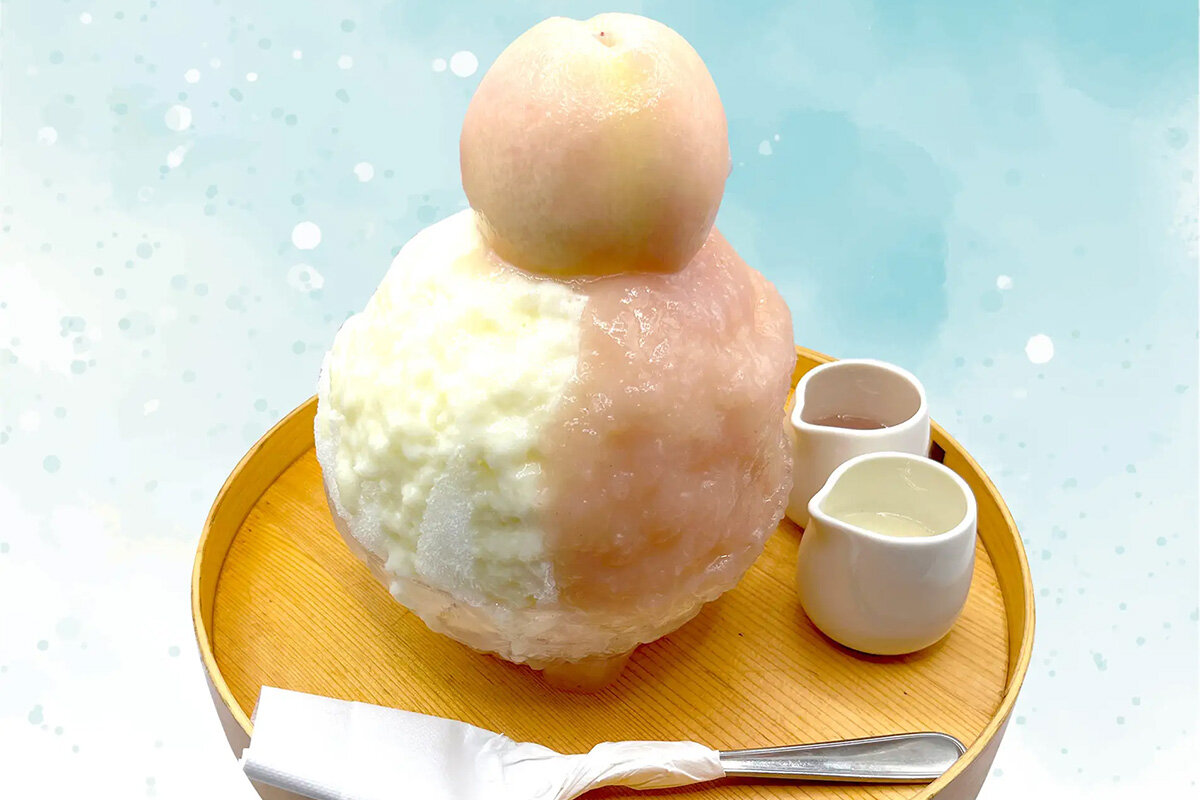 和歌山県を代表するブランド桃を1玉使ったかき氷「丸ごともも～緑茶付き～」（2,800円）