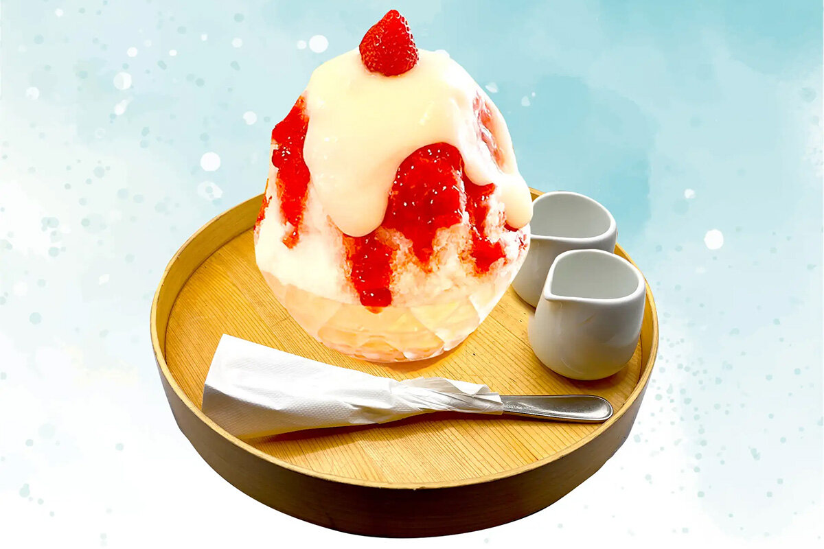 濃厚な大福クリームといちごの果実蜜を添えたかき氷「やわもちいちご大福～緑茶付き～」（2,200円）