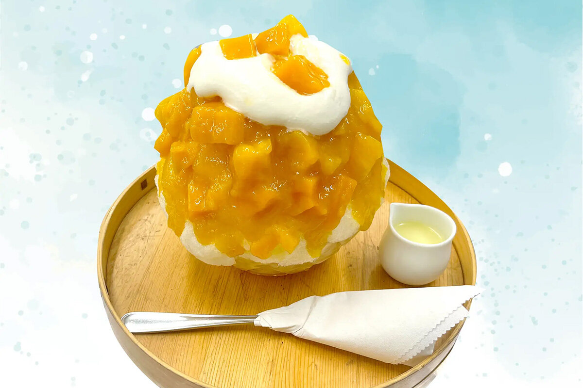 マンゴー果肉で包み込み、生クリームとマンゴーをトッピングしたかき氷「マンゴーづくし～緑茶付き～」（2,800円）
