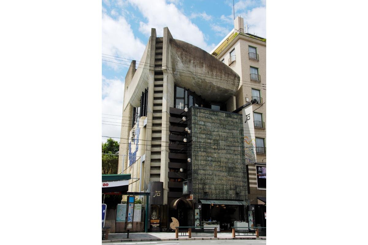 船をイメージした4階建ての建物の2階にステキな喫茶室があります「ぎおん石　喫茶室」（京都市東山区）
