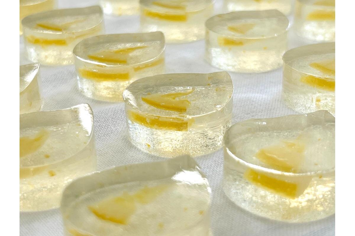 夏限定の琥珀「レモンの雫」がかき氷の上にのっています「永楽屋」（京都市中京区）