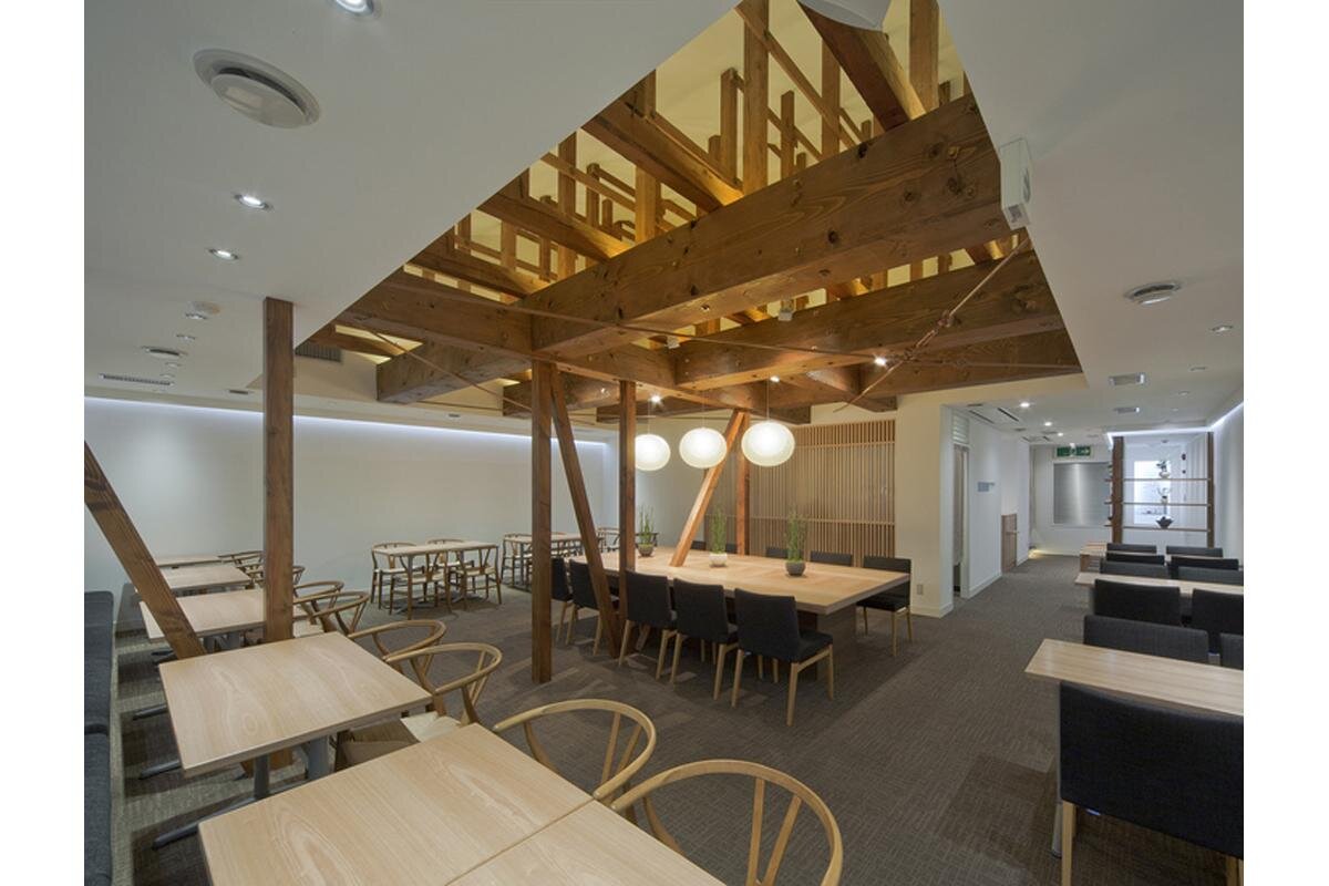広々としたモダンな空間の喫茶室「永楽屋」（京都市中京区）