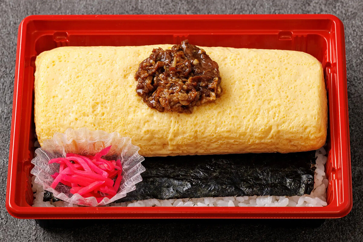 「玉子丸」の出し巻き玉子が入った「炎舞炊きごはんと明太子出し巻き牛しぐれ弁当」（940円）