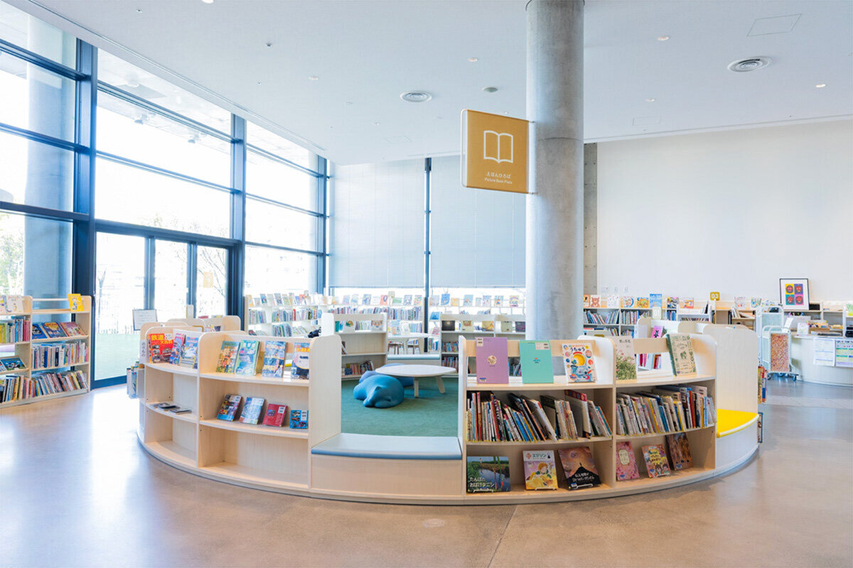 茨木市文化・子育て複合施設「おにクル」にある、茨木市の図書館「おにクルぶっくぱーく」2階・えほん広場（大阪府茨木市）