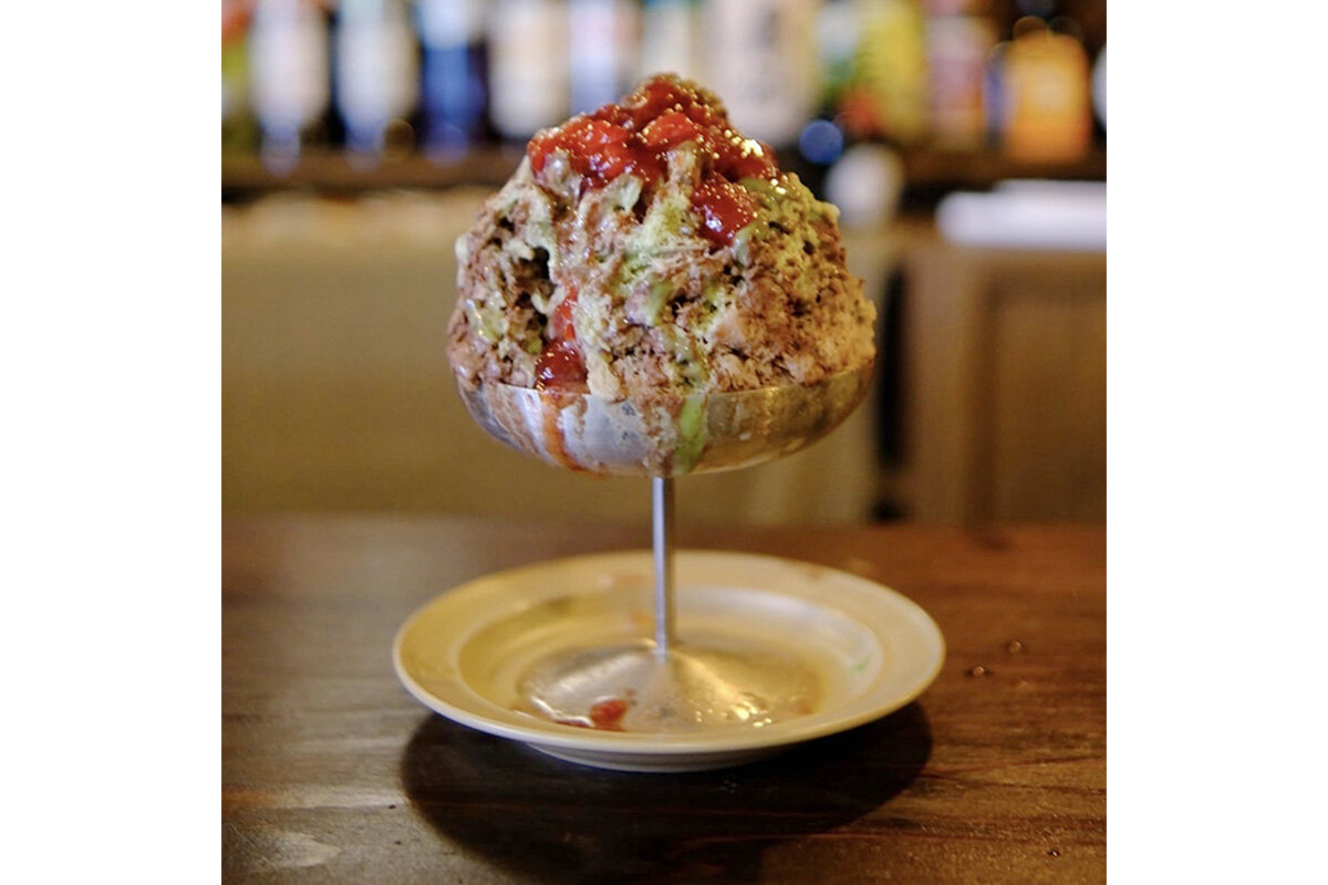 まるでショコラデセールのような贅沢（ぜいたく）なかき氷「ショコラ・イチゴ・ピスタチオ」（1,500円）