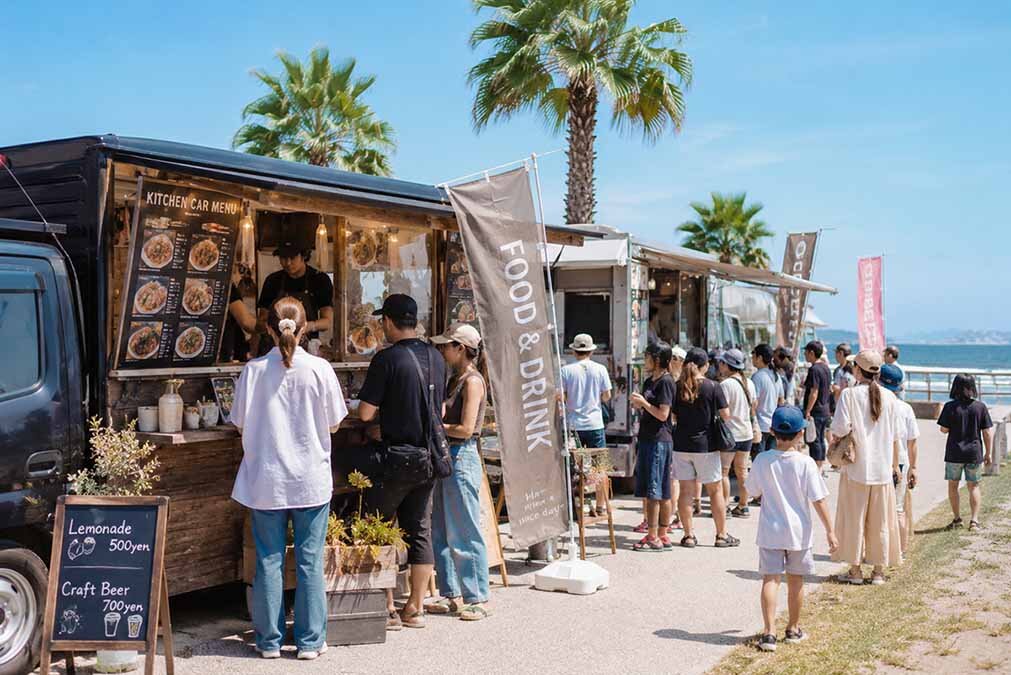 食事はもちろん、スイーツやドリンクなどキッチンカーやフードブースが並ぶ「BEACH MARCHE」