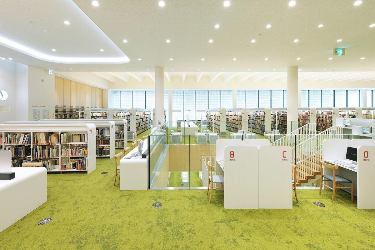 グリーンのカーペットで明るく快適「福知山市立図書館中央館」（京都府福知山市）