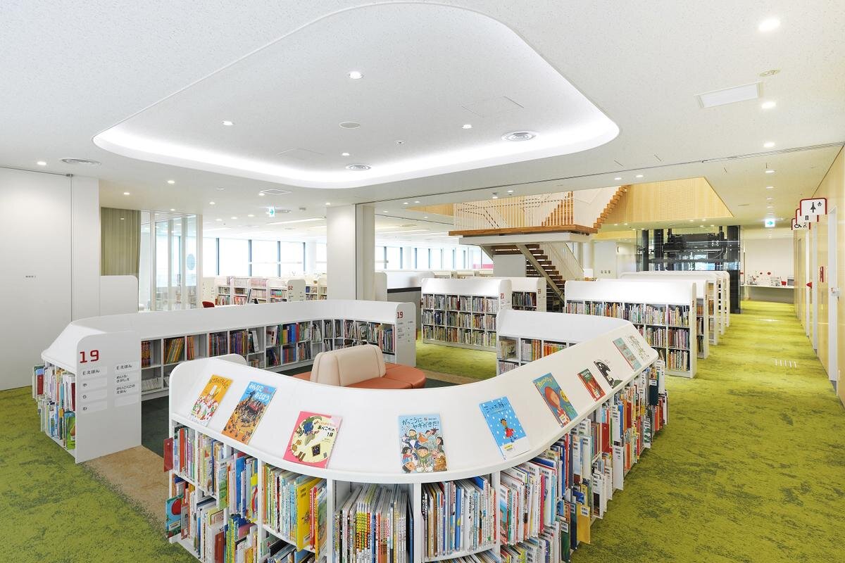 子ども向けの本も充実しています「福知山市立図書館中央館」（京都府福知山市）
