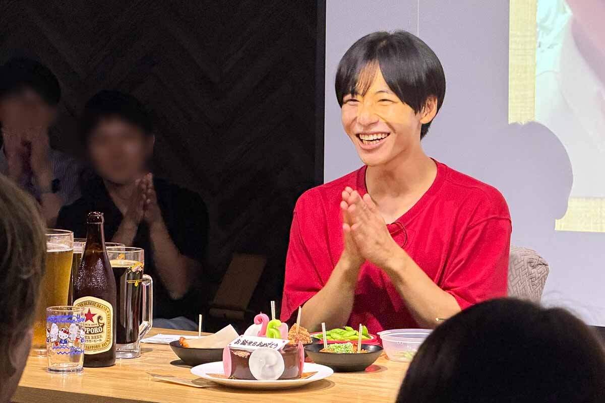 イベント途中にサプライズで登場したバースデーケーキに喜ぶ秦アナ（2026年7月、大阪市北区）
