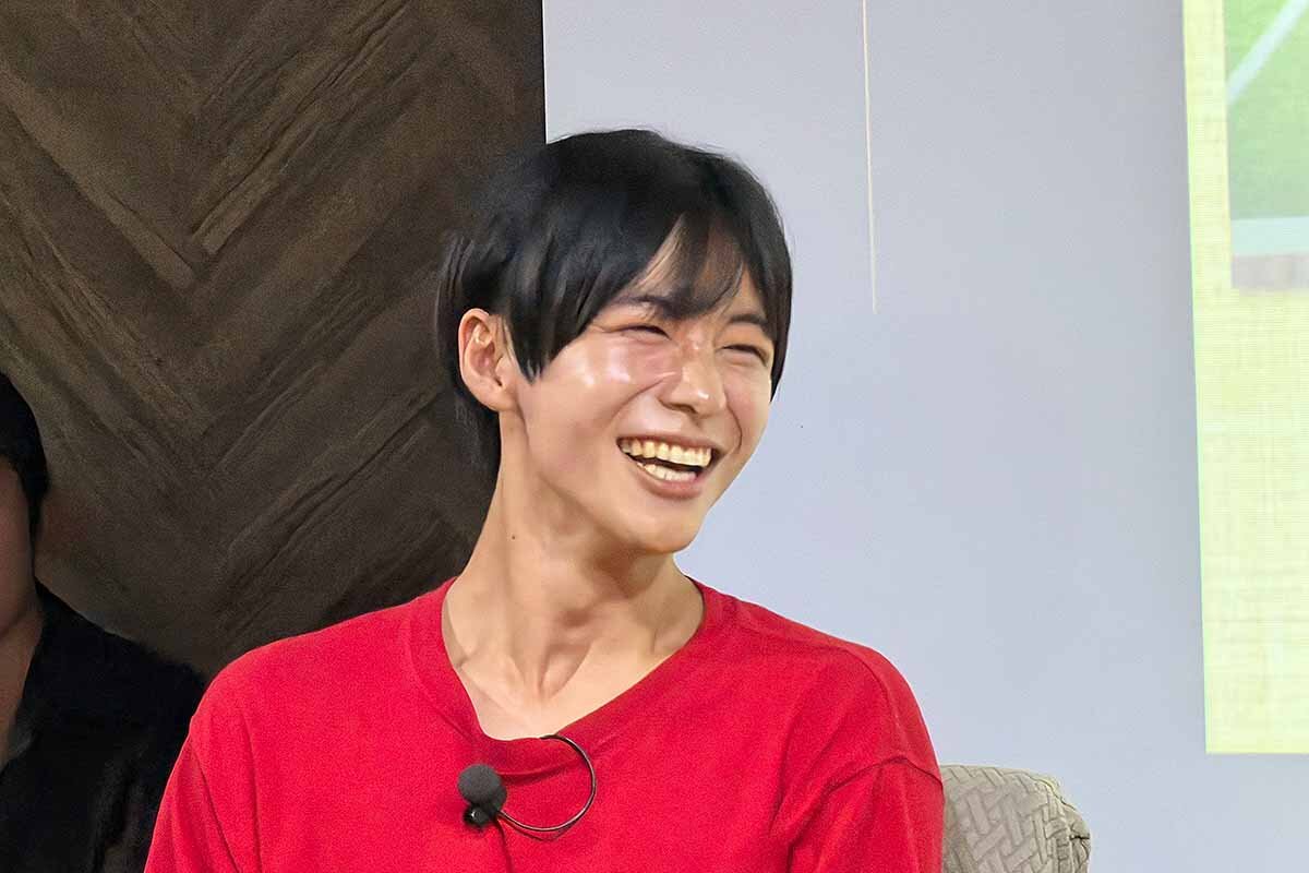 終始ファンらとの交流を楽しんでいるのが伝わってくる笑顔（2026年7月、大阪市北区）