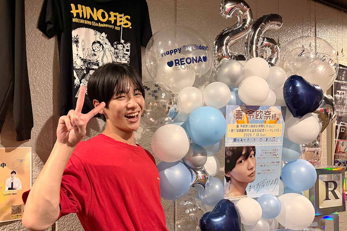 イベント開催を記念してファンから贈られたバルーンタワーと一緒に記念撮影（2026年7月、大阪市北区）