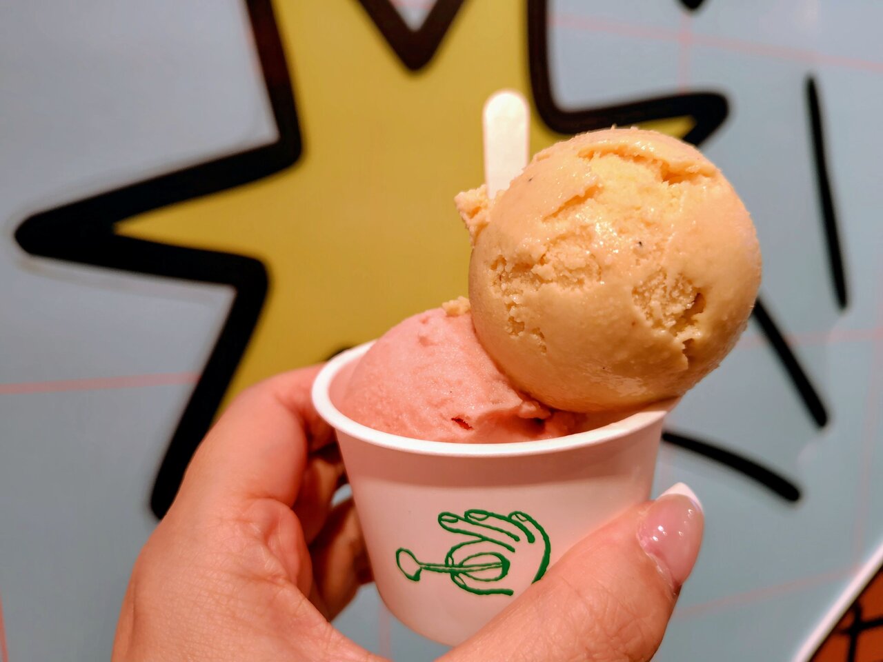 「MY NAME IS ICE CREAM」の「とうもろこしキャラメル味噌」と「スイカアールグレイ」のアイス（７月22日、大阪市北区）