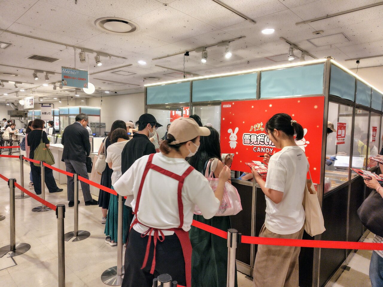 「雪見だいふくCANDY」を買い求める来場者でにぎわう会場（７月22日、大阪市北区）