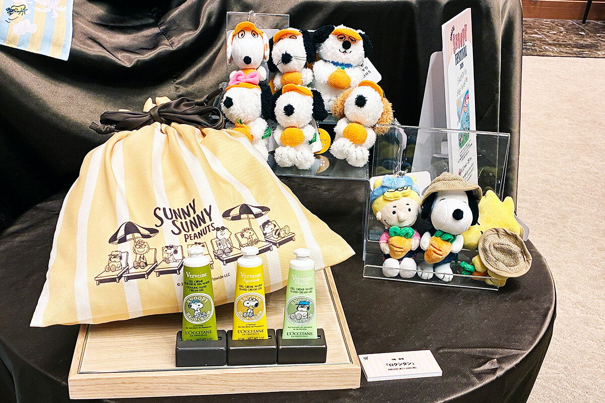写真奥がテーマパーク「SNOOPY GARDEN」の日本オリジナル商品（かわいいシリーズのマスコットキーチェーン）（2026年7月／阪急うめだ本店）