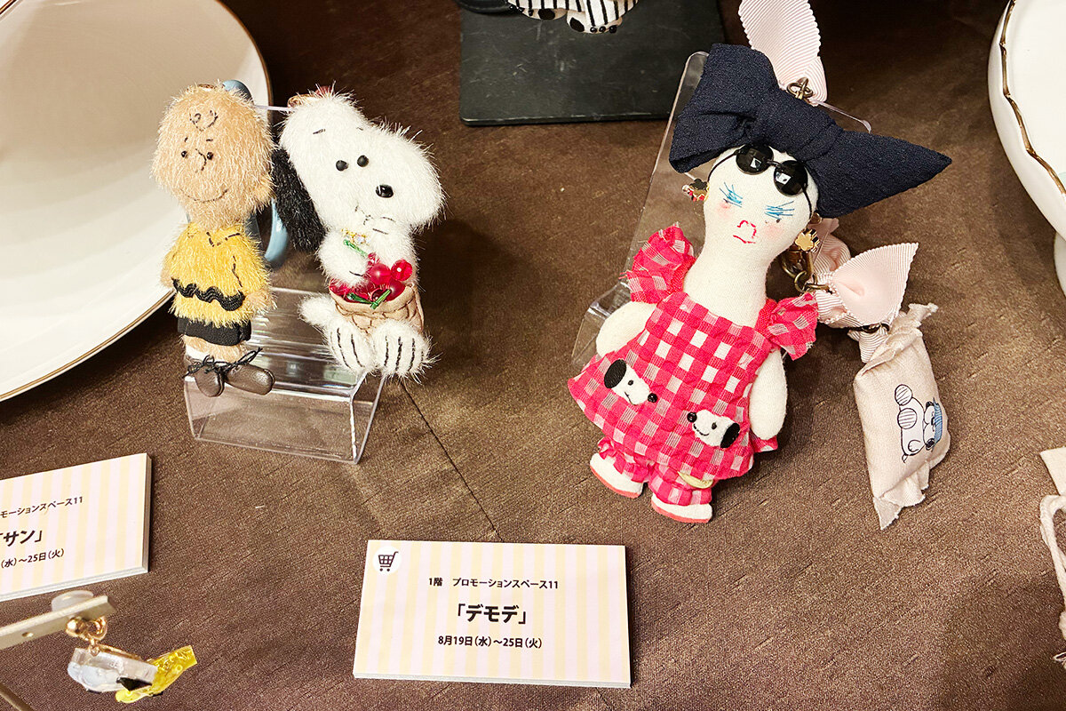 大阪発の人気アクセサリーブランド「Démodée（デモデ）」のドールチャーム（2026年7月／阪急うめだ本店）