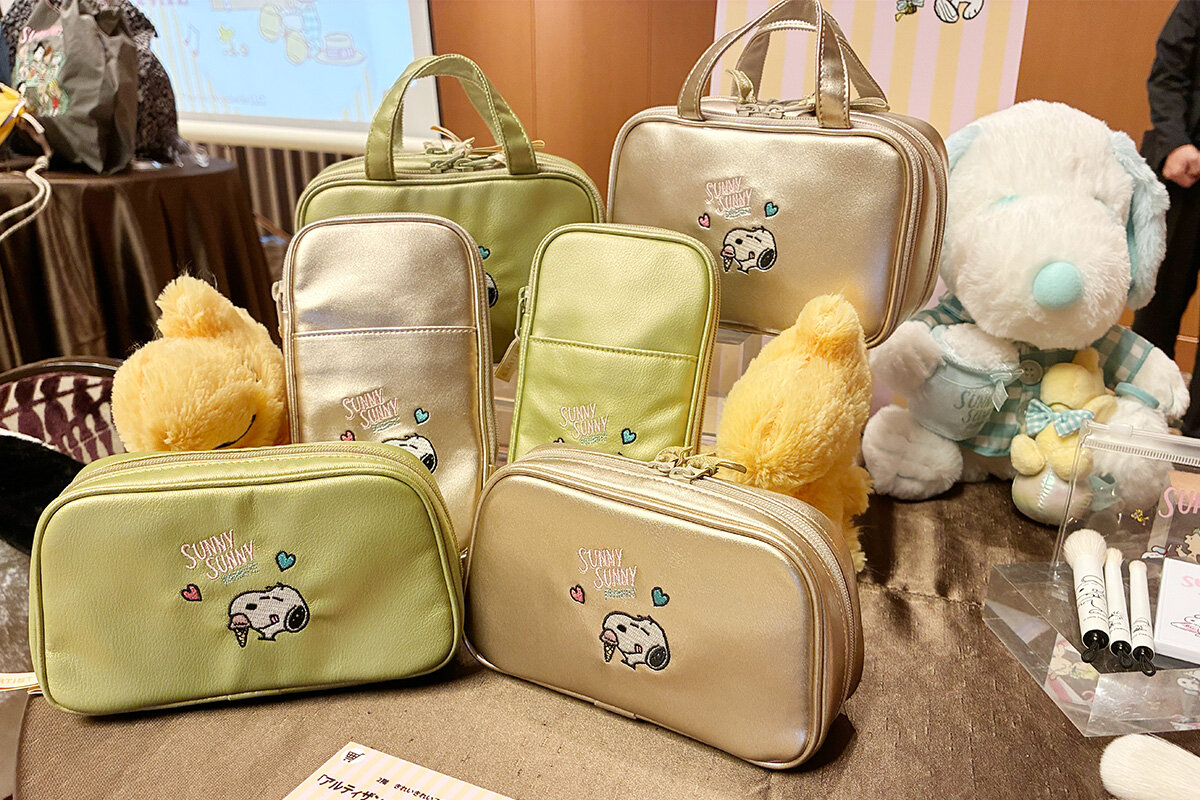 ピスタチオカラーとラメが入ったゴールドの「ARTISAN&ARTIST*（アルティザンアンドアーティスト）」のポーチ（2026年7月／阪急うめだ本店）