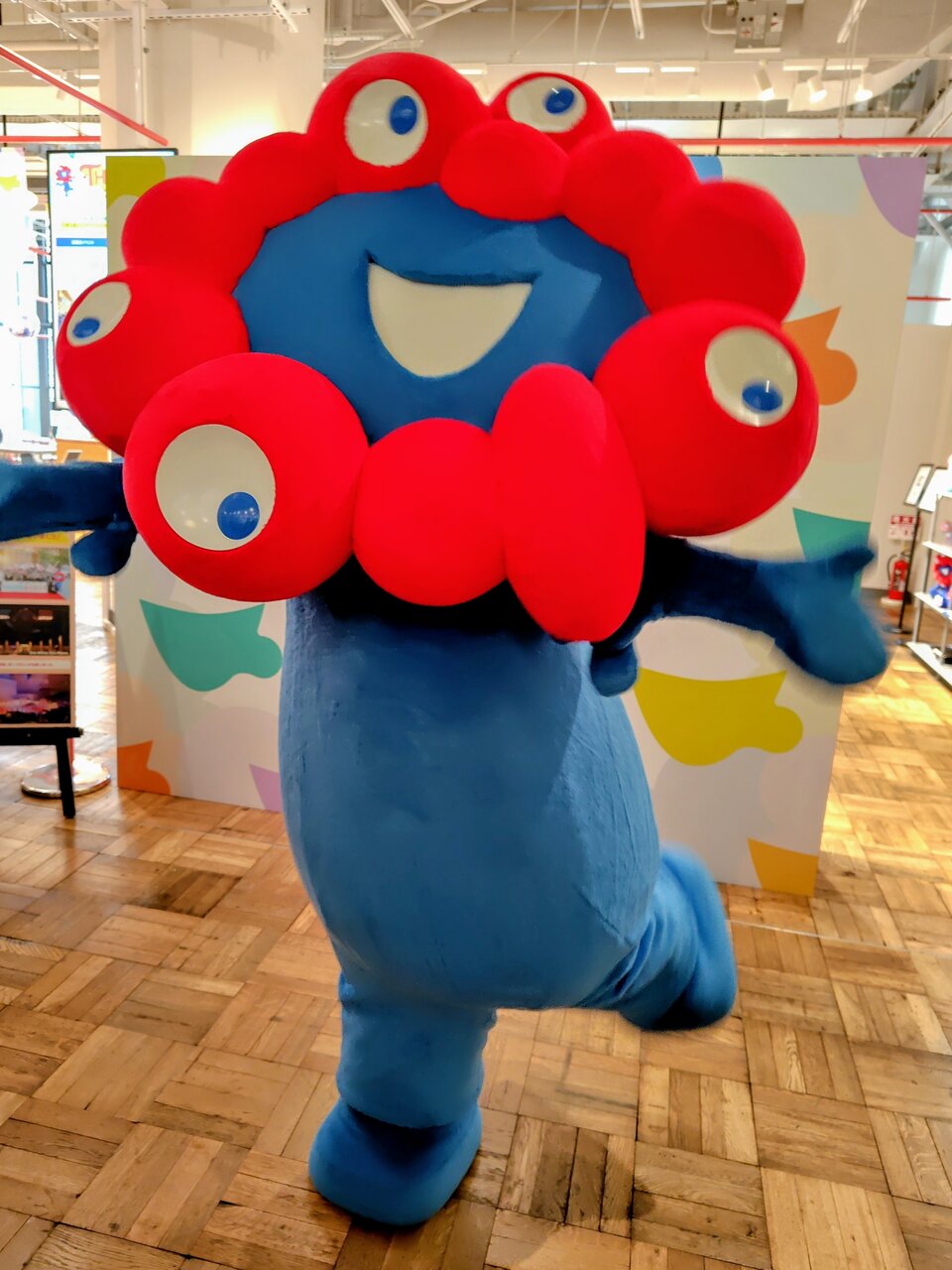 もずやんの応援に駆け付ける大阪・関西万博公式キャラクターのミャクミャク（2026年２月、大阪市北区）