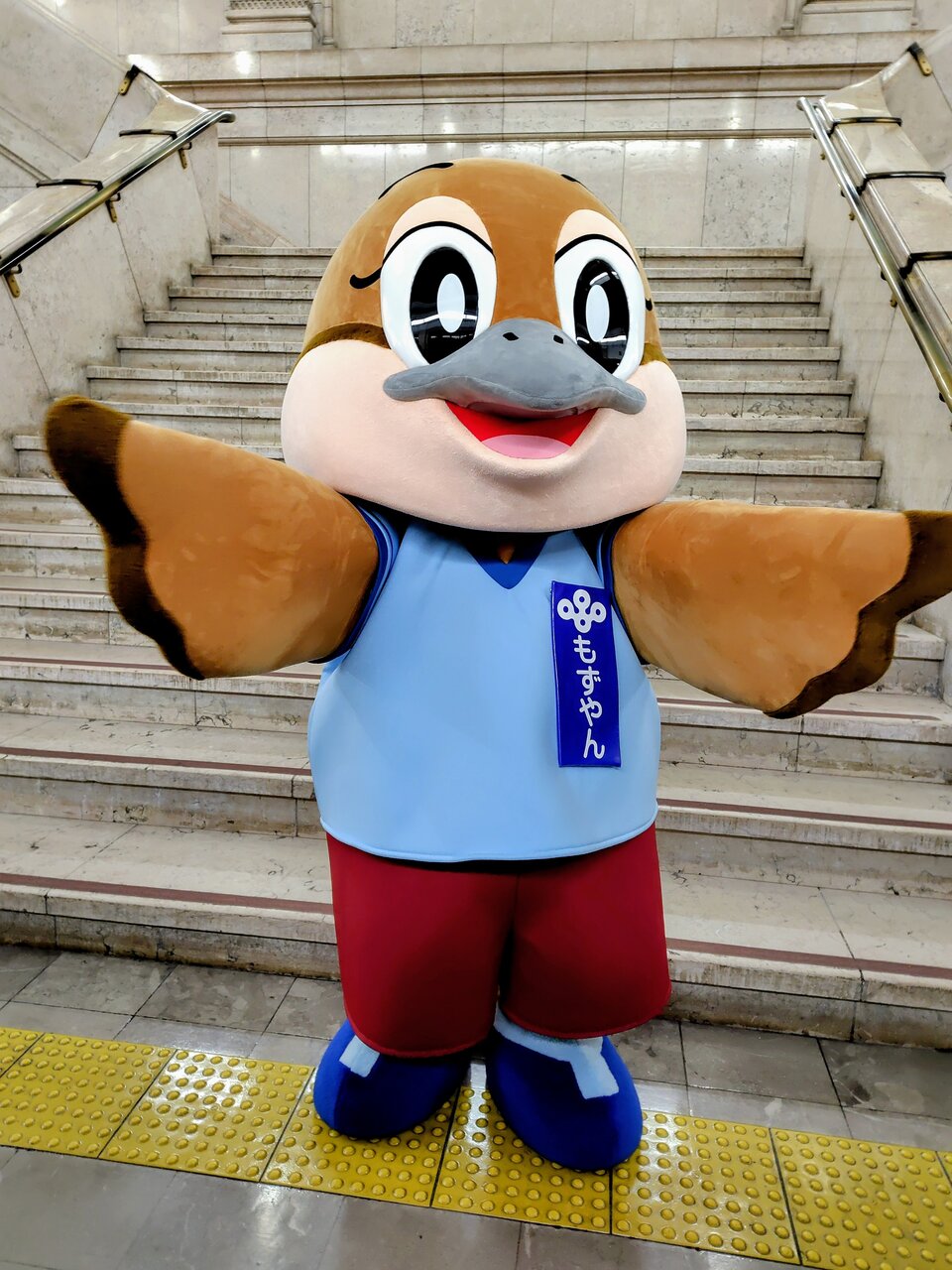 「もずやんの大阪推し活！全国キャラバン」に出発するもずやん（2026年２月、大阪市）