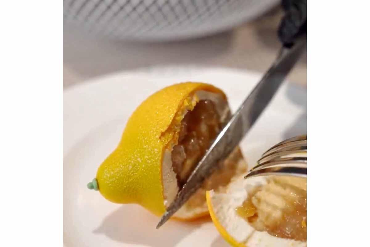 カットしてみると爽やかなレモンのケーキ「ヒルトン大阪　MYPLACE」（大阪市北区）