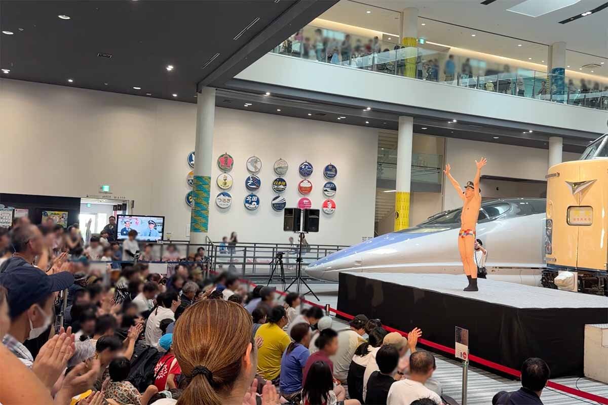 小島のコール&レスポンスにすごい熱量で応える会場の子どもたち（2026年7月・京都鉄道博物館）