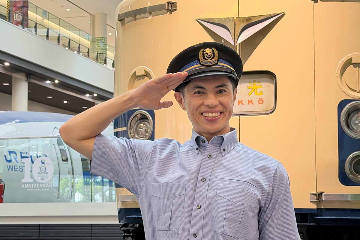 夏・秋イベント「おっぱっぴー的！京都鉄道博物館の楽しみ方」のイベントアンバサダーに就任し、1日館長を務めた芸人・小島よしお（2026年7月・京都鉄道博物館）