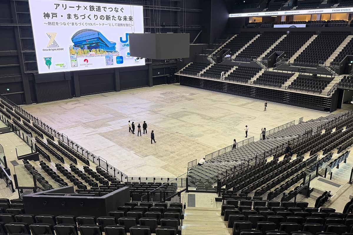 イベントごとにバックヤードから資材が運び込まれてバスケットコートやコンサート会場に変わるといいます（2026年7月・GLION ARENA KOBE）