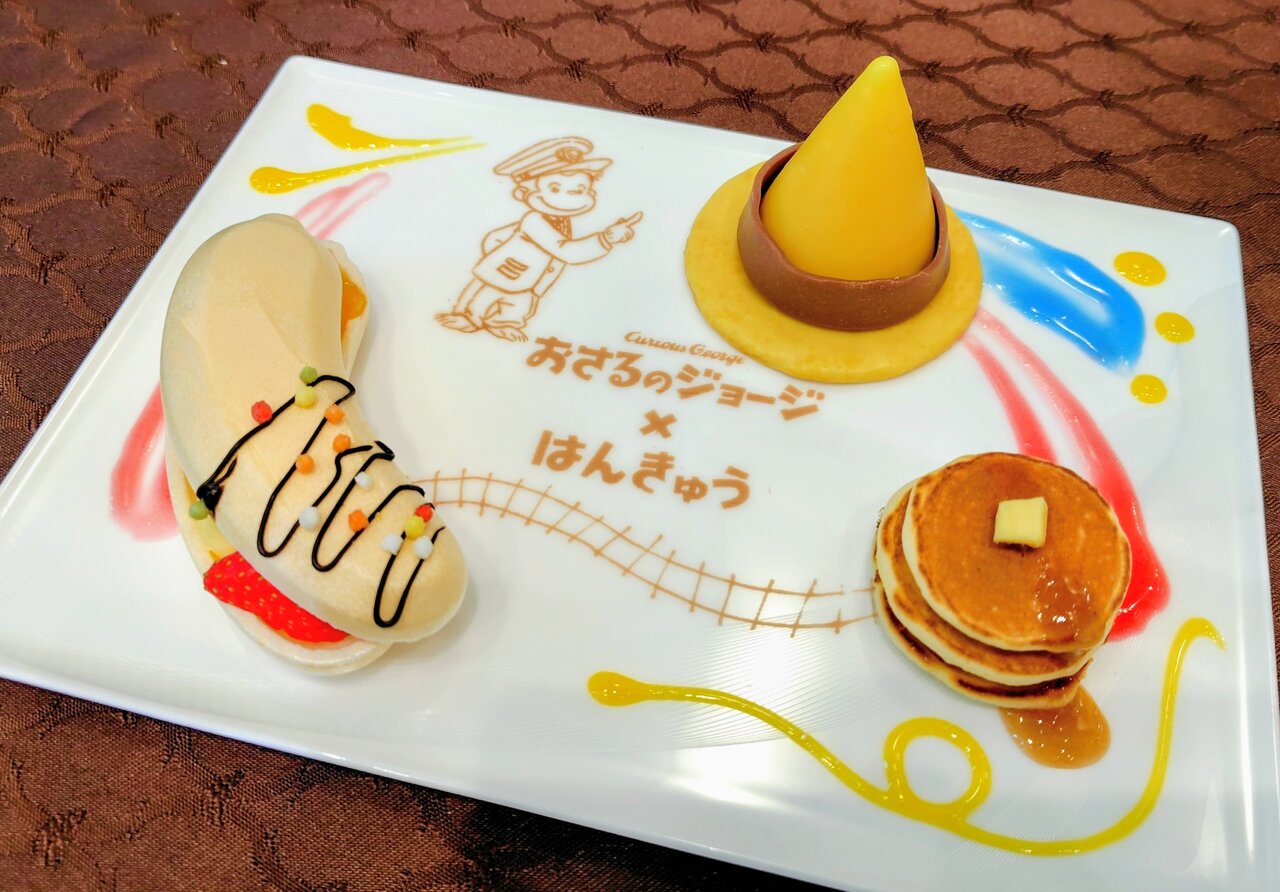 絵本から飛び出したような「宝塚ホテル」の「うきうきデザートプレート」（７月30日、大阪市北区で撮影）　©&®UCS LLC and HC LLC ©Hankyu Corp.