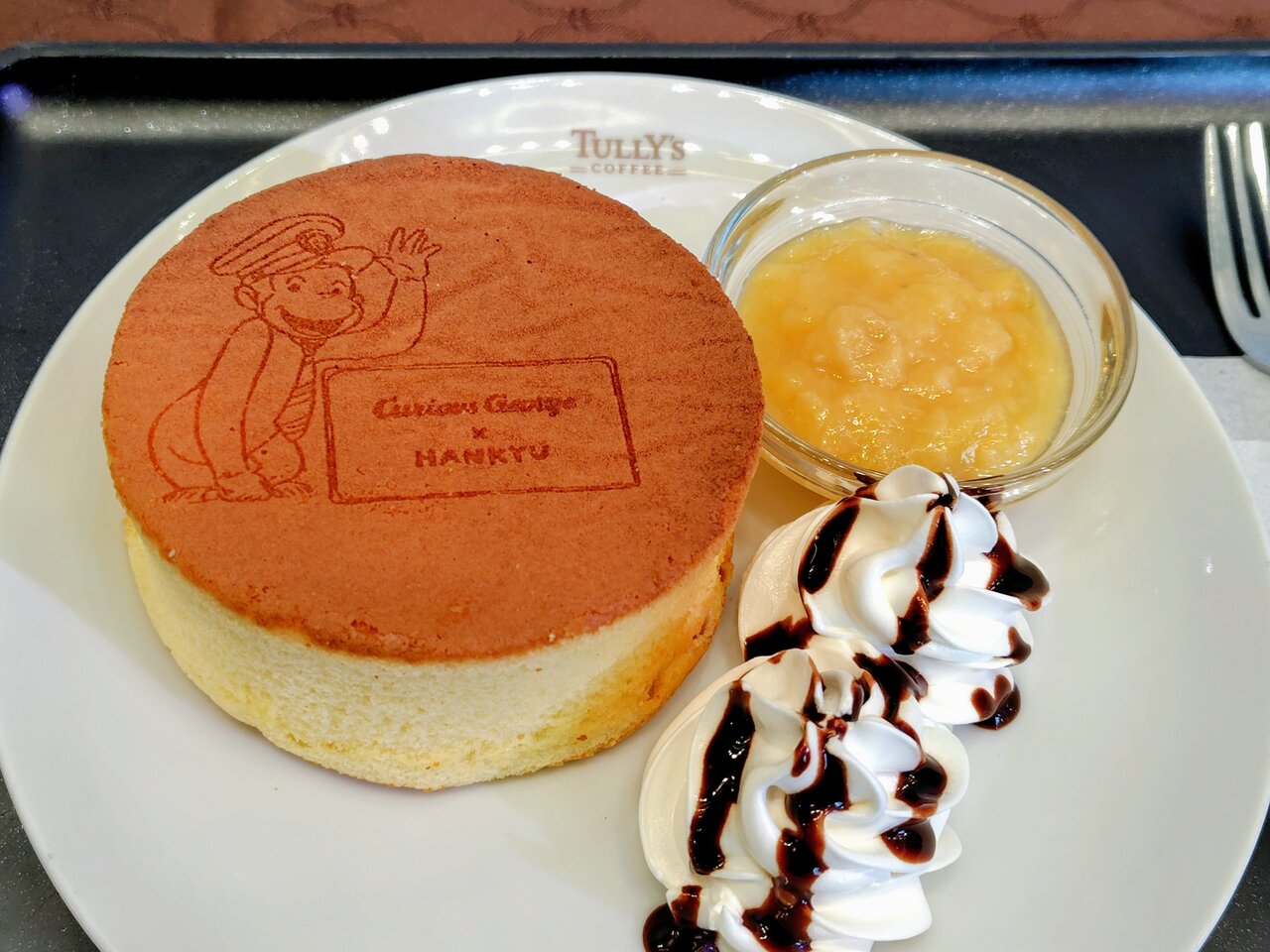 「タリーズコーヒー」の「うきうき窯焼きケーキ～バナナ＆チョコ～」（７月30日、大阪市北区）　©&®UCS LLC and HC LLC ©Hankyu Corp.