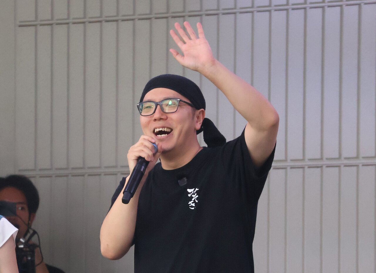 ファンに手を振るヒカキンさん（８月１日、大阪市阿倍野区）