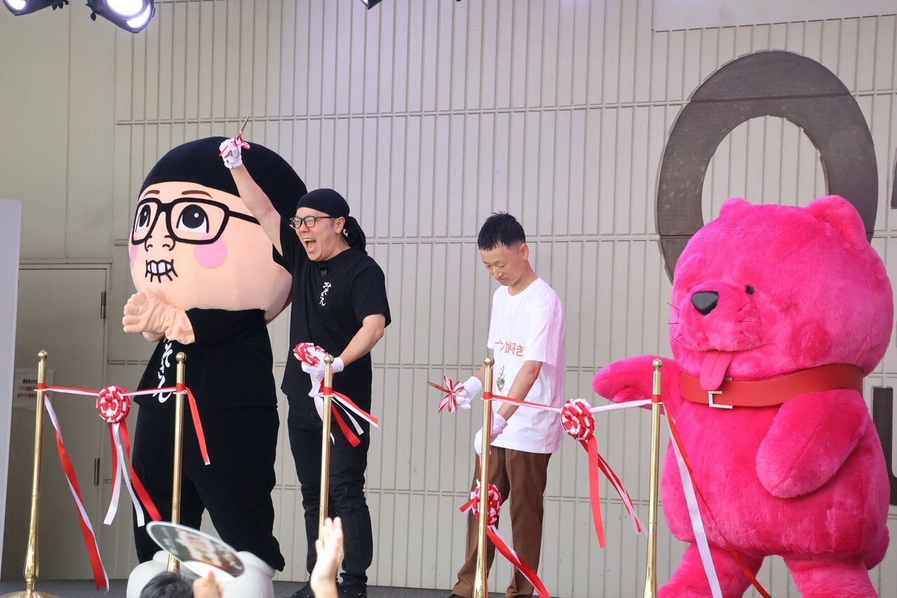 テープカットをし、喜びを爆発させるヒカキンさん（８月１日、大阪市阿倍野区）