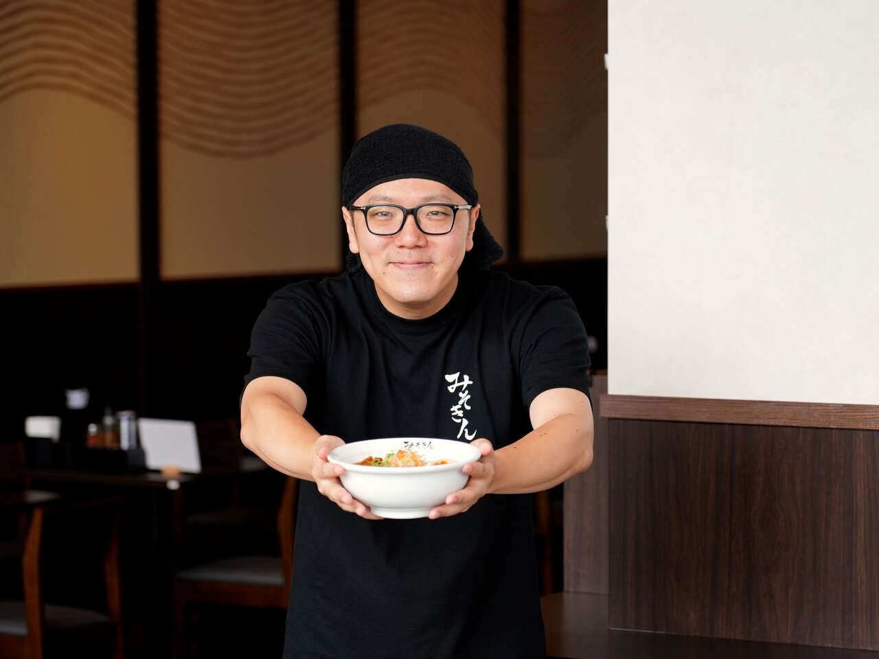 「みそきん」のラーメンを持つヒカキンさん（７月31日、大阪市阿倍野区）