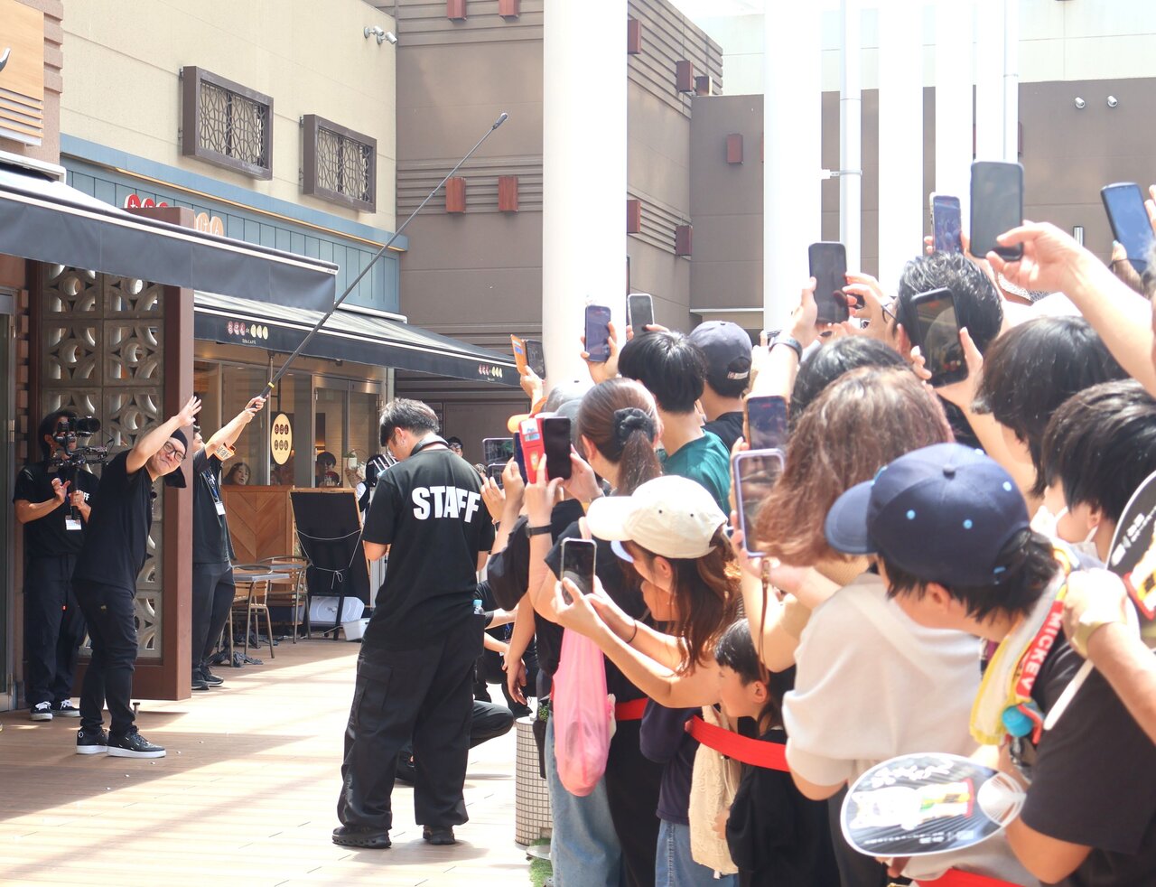 ファンに手を振るヒカキンさん（８月１日、大阪市阿倍野区）
