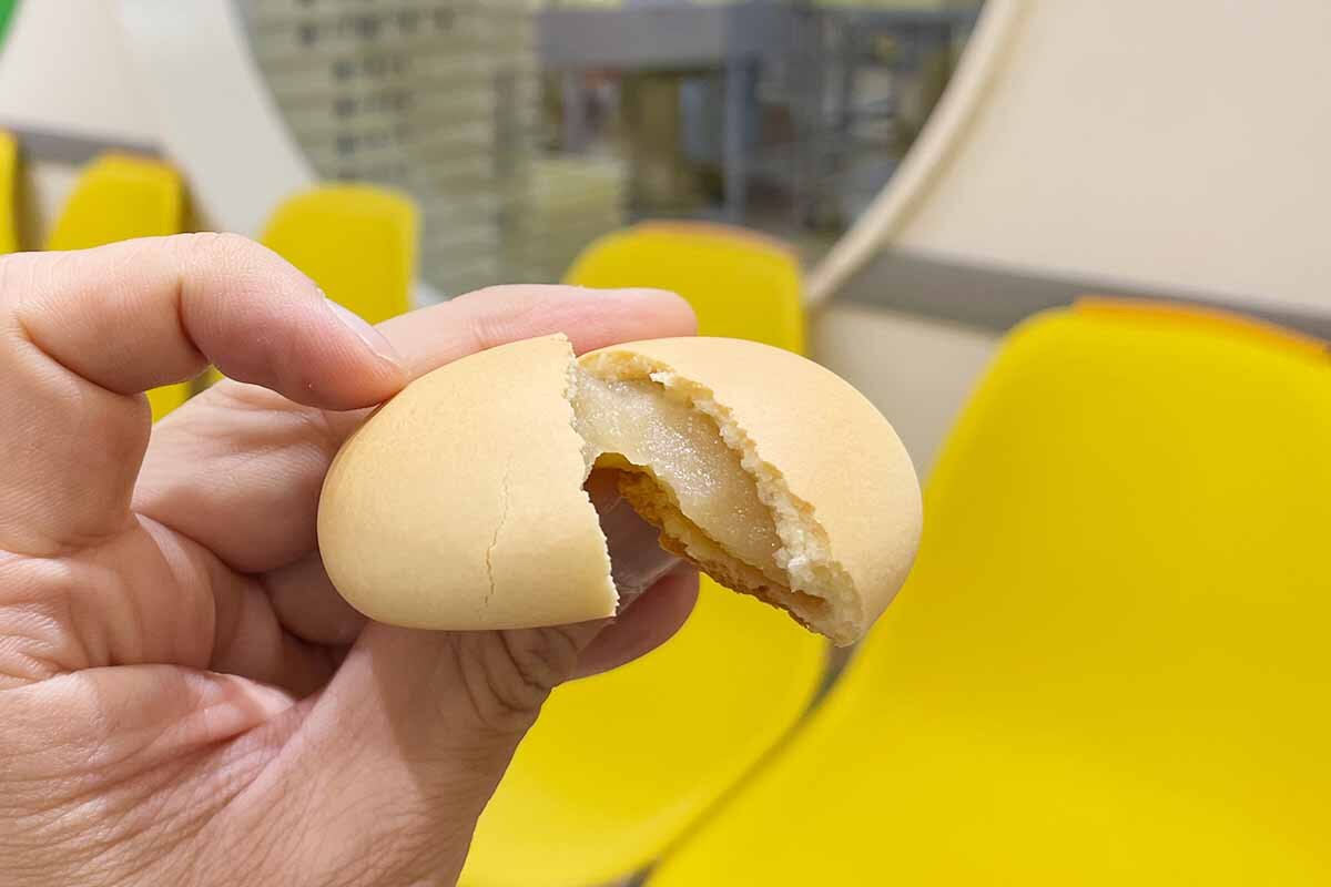 月化粧」の焼き立ては中の餡（あん）がトロリとした新食感（2025年8月・月化粧ファクトリー）
