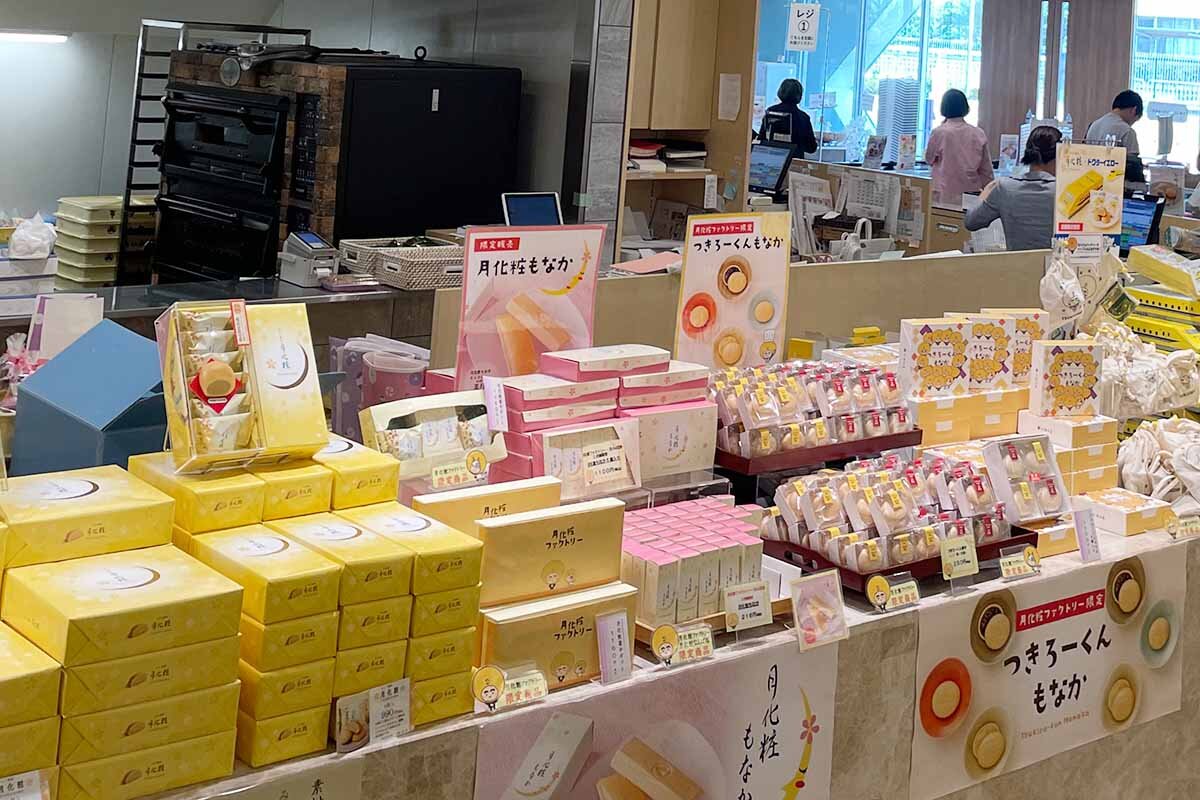 「月化粧」シリーズをはじめ、さまざまな種類の和菓子・洋菓子がそろう「青木松風庵」の内観イメージ（2025年8月・月化粧ファクトリー）