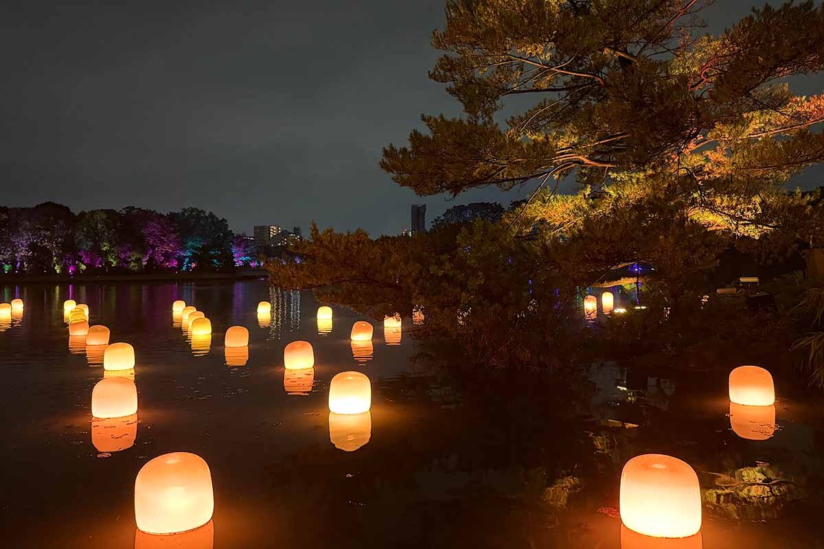 夜の大池を照らし出す「大池に浮遊する呼応するランプ - Fire」（2026年8月・チームラボ ボタニカルガーデン 大阪）