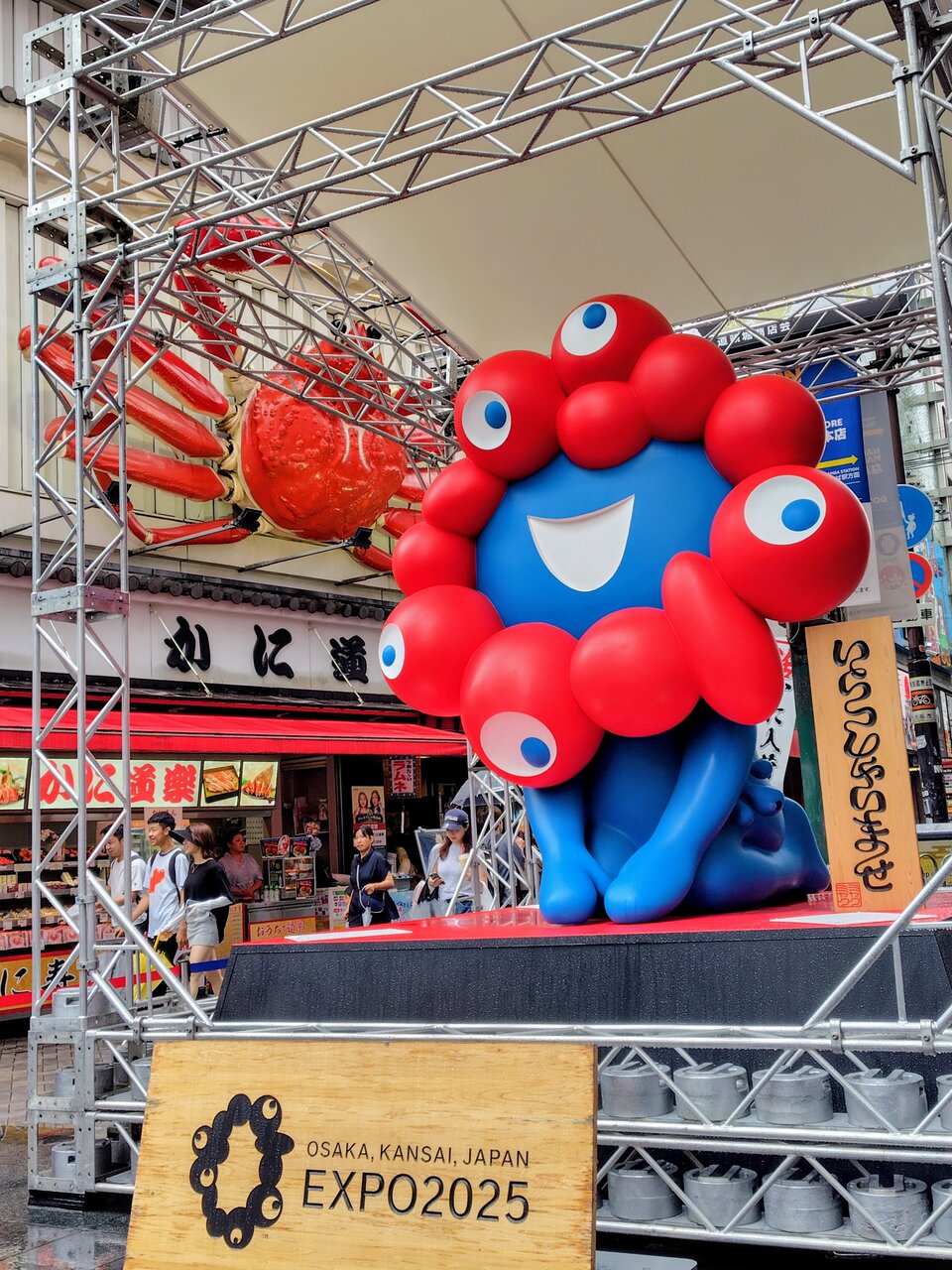 「かに道楽道頓堀本店」前に設置されているミャクミャク（７月６日、大阪市中央区）