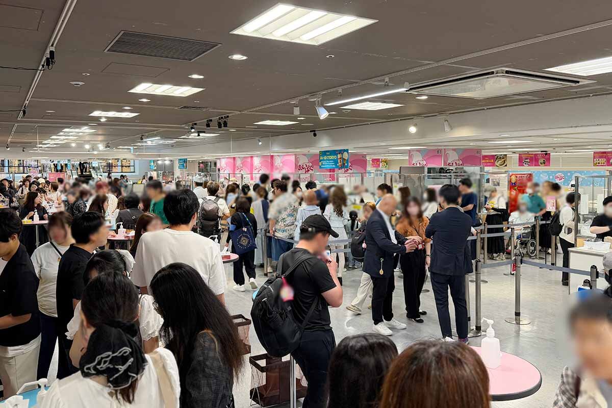 平日の朝にもかかわらず大勢の人で賑わう「あいぱく」の会場（2026年8月・あべのハルカス近鉄本店）