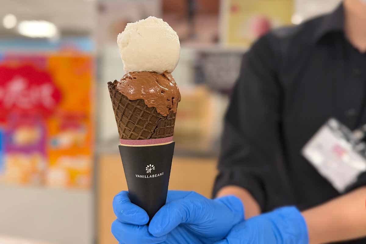 チョコレート専門店「VANILLABEANS（バニラビーンズ）」の「アイスクリームダブル」（770円）