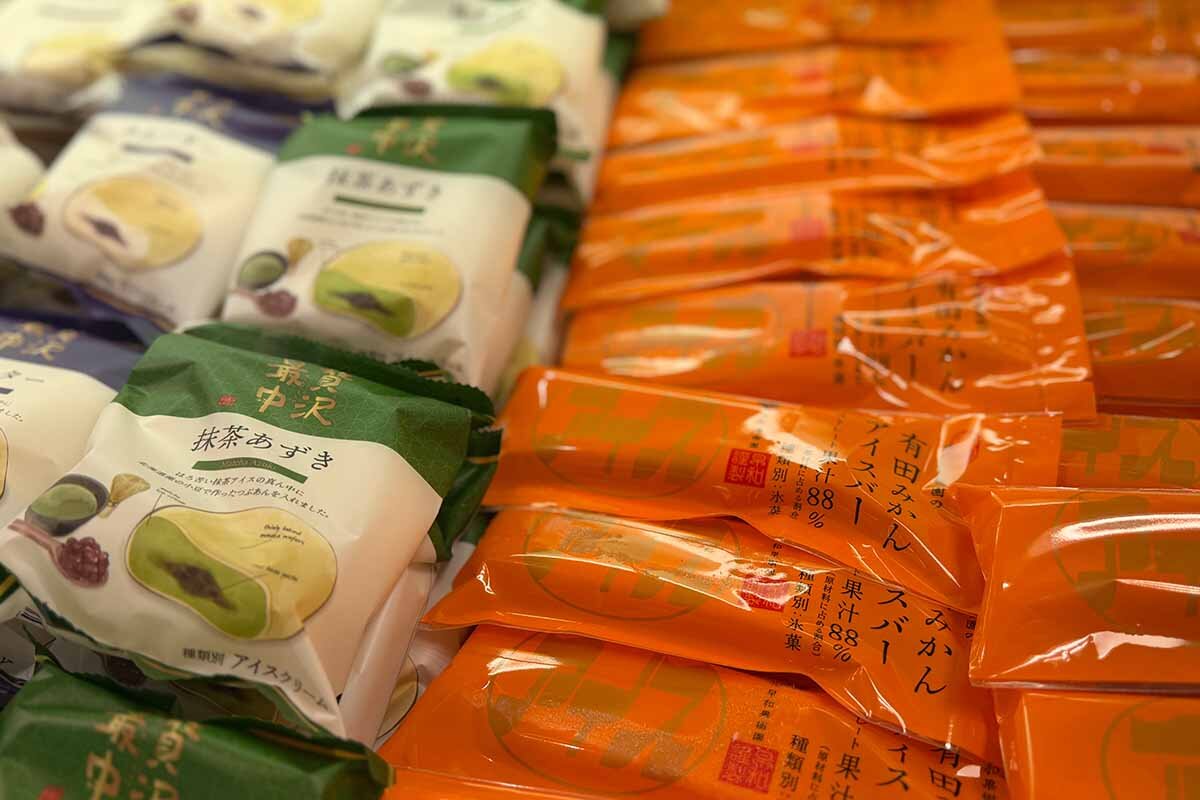 「有田みかん アイスバー」（320円）などがぎっしりと並ぶ（2026年8月・あべのハルカス近鉄本店）
