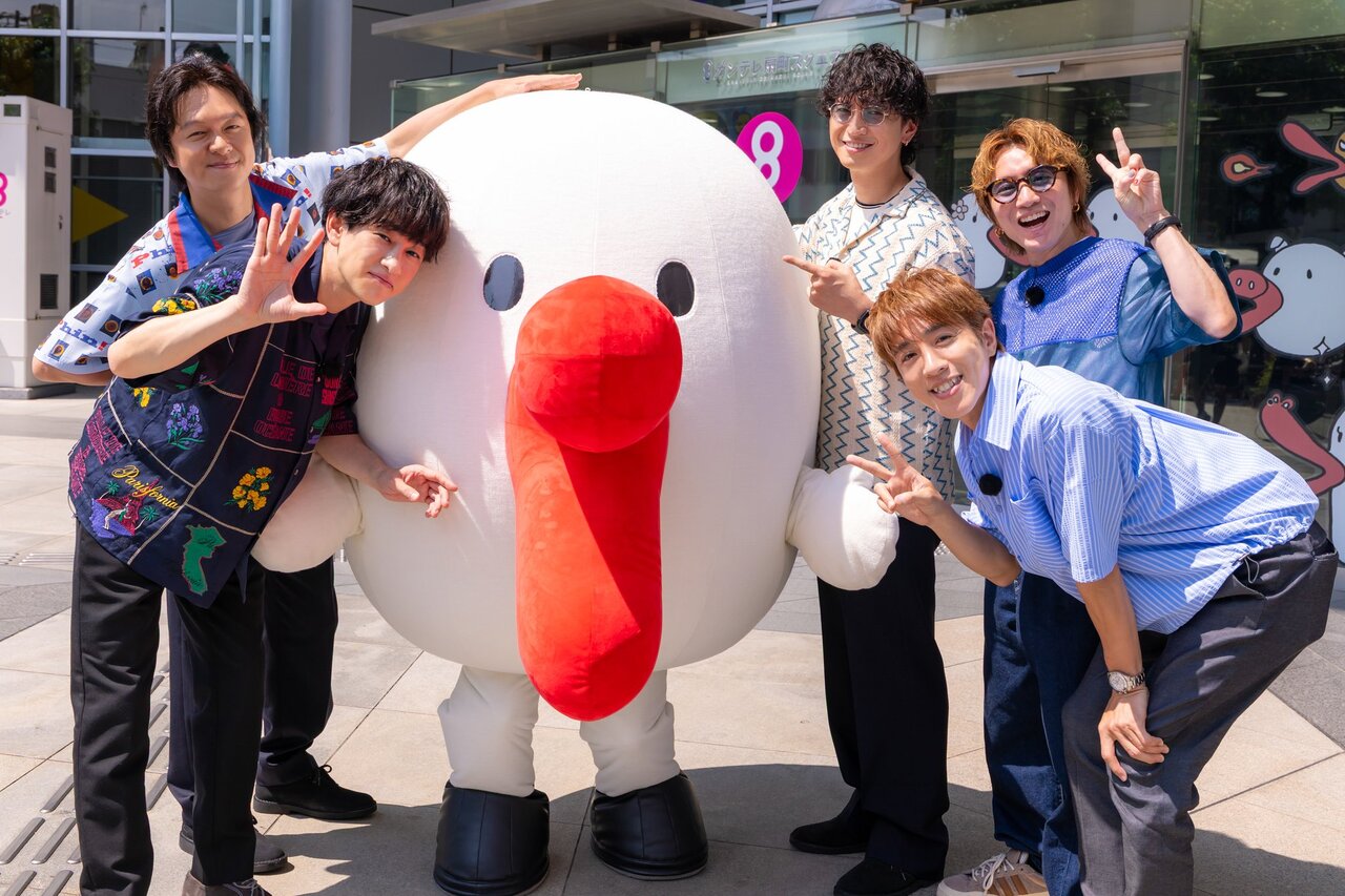 ハチエモンと記念撮影する「SUPER EIGHT」