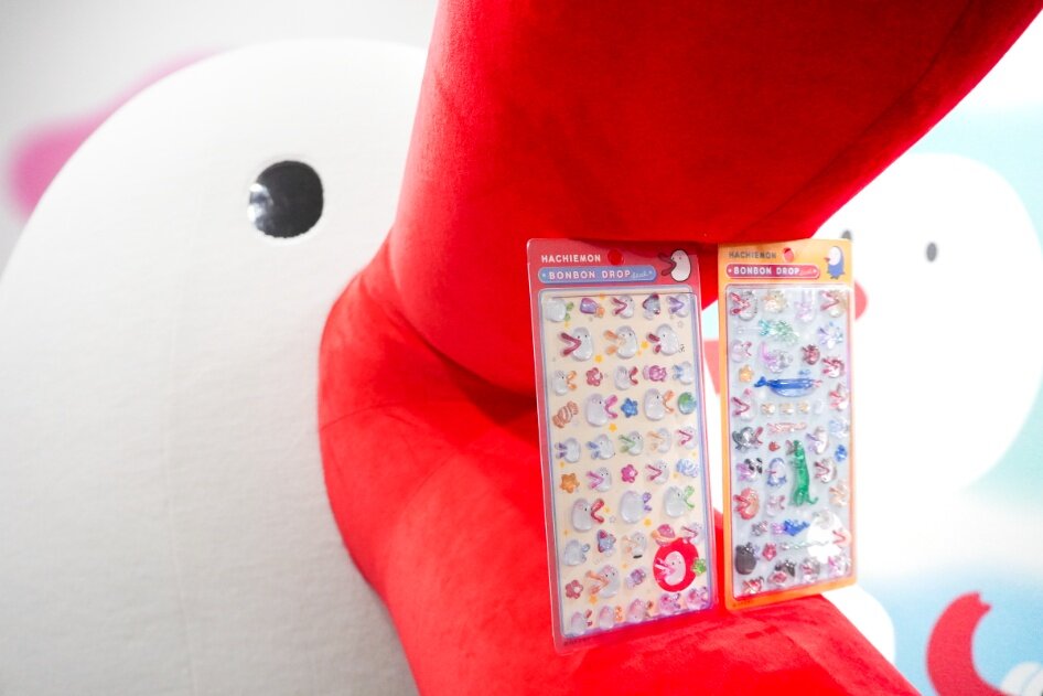 左：ハチエモンボンボンドロップシール（ベーシック） 右：ハチエモンボンボンドロップシール（動物）
